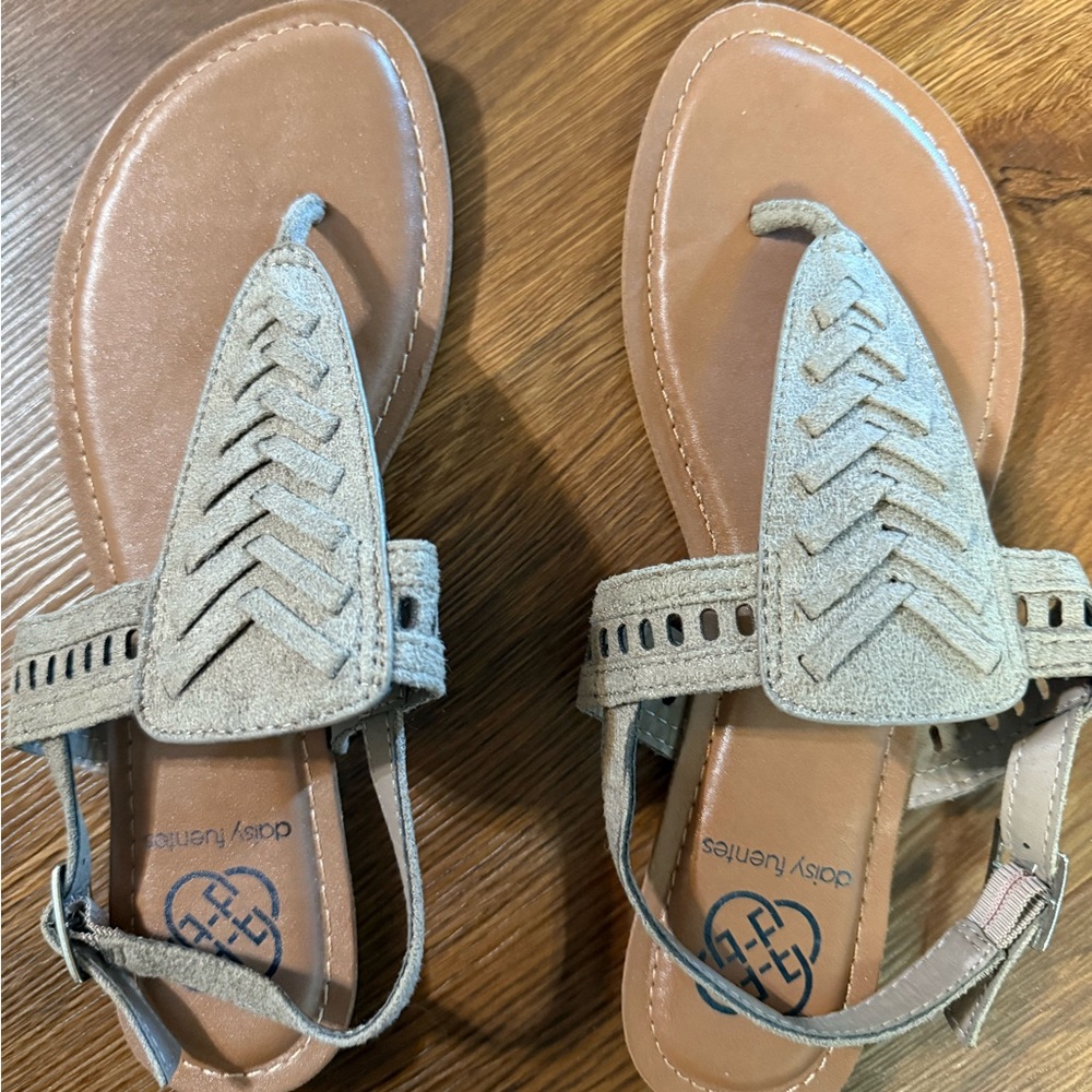 Daisy Fuentes Tan Sandals with Woven Straps